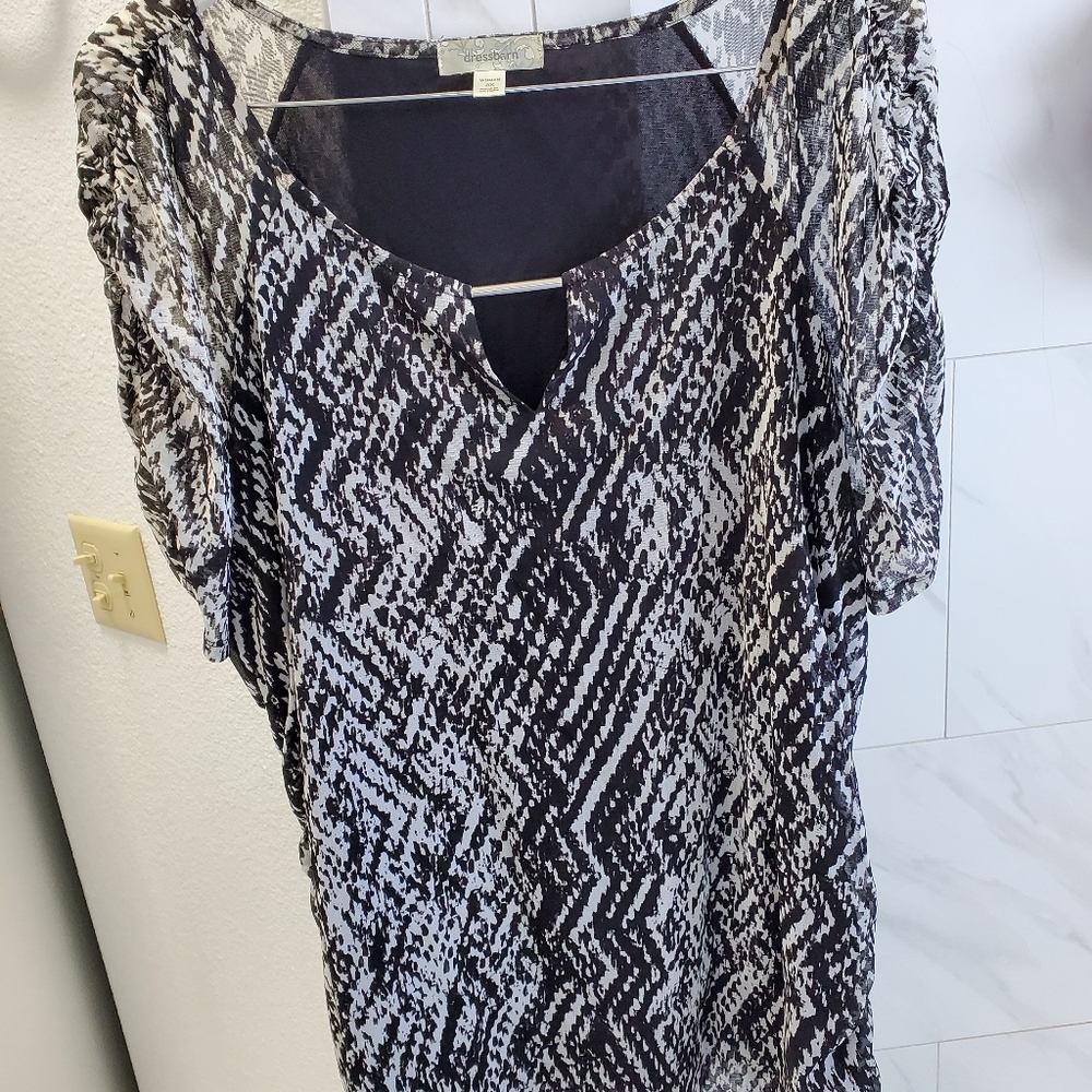 Size 3X Dressbarn  blouse with gathered sleeves and sides. Only wore once. 18$